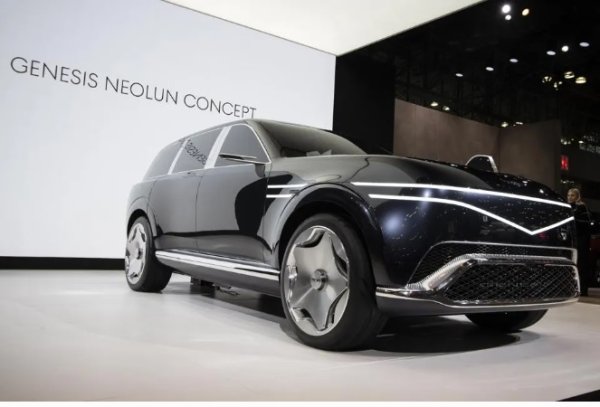 Популярността на компактните SUV GV70 и GV80 на Genesis доведе до значителни спекулации за това кога корейската марка ще пусне големия GV90. Напълно електрическият Neolun (което означава „новолуние“) може да визуализира точно това. Става въпрос за голяма, хипер-луксозна SUV концепция с пищен двуредов интериор с предни седалки, които се въртят назад, но лесно може да стане триредова машина..

Отвътре Neolun е пълен с амбициозни функции, само някои от които биха стигнали до модел в реалния свят. Лъчистото отопление на пода и пълната липса на B-колона са наистина амбициозни. Главният дизайнер Санг Юп Лии признава, че изпълнението няма да бъде евтино поради причини за безопасност при катастрофа.

Меките ръбове на Neolun не са толкова смели като изпъкналите линии на GV80, но дават внушително присъствие, което би се вписало добре сред Range Rover и Maybach. Още е далеч от фабриката, но дава знаци.
